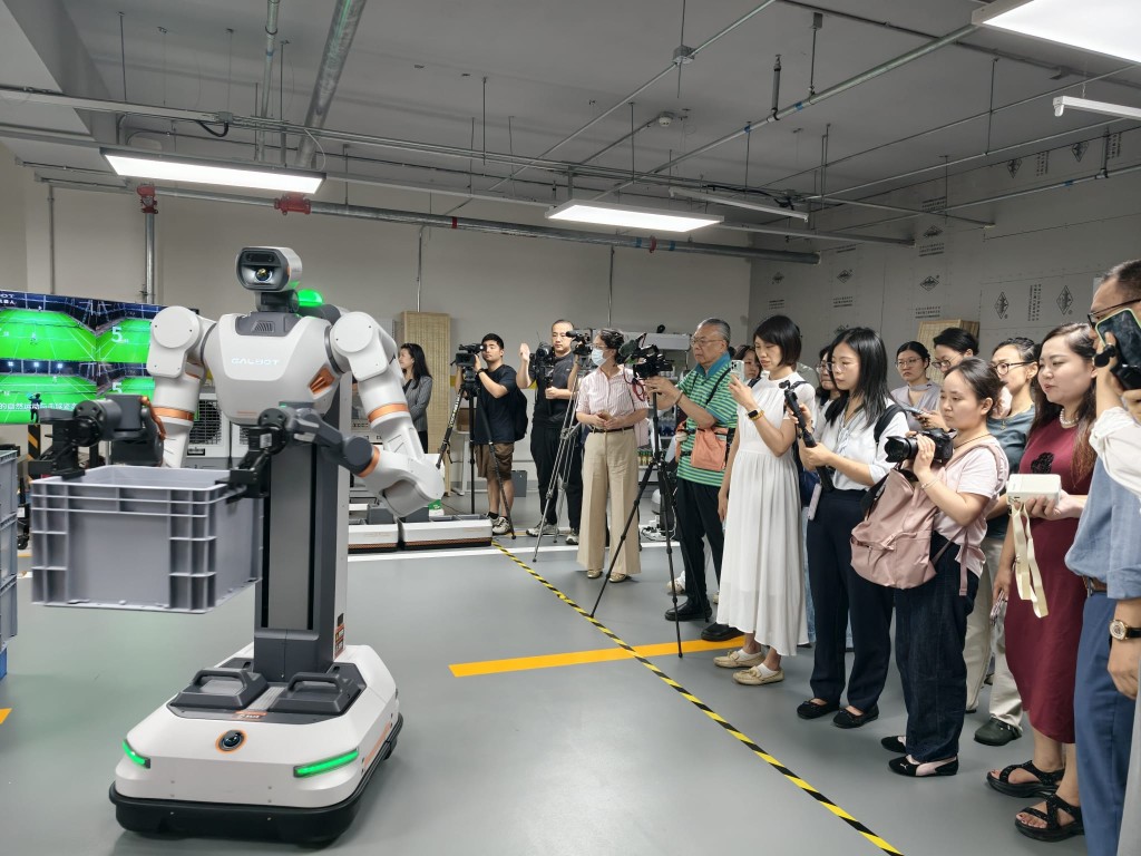 銀河通用機械人正在執行搬運重物任務。楊浚源攝 銀河通用機械人正在執行搬運重物任務。楊浚源攝