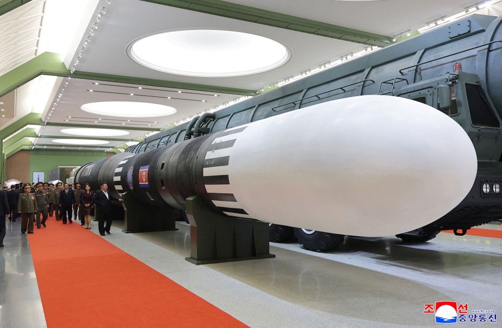 金正恩日前視察國防博物館。法新社 金正恩日前視察國防博物館。法新社