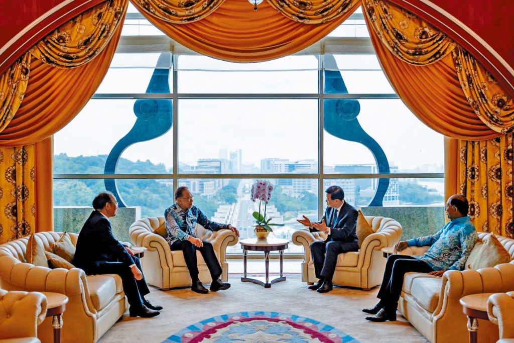 安華(左二)表示，與李家超討論貿易、投資、金融、鐵路、教育和旅遊合作等議題。