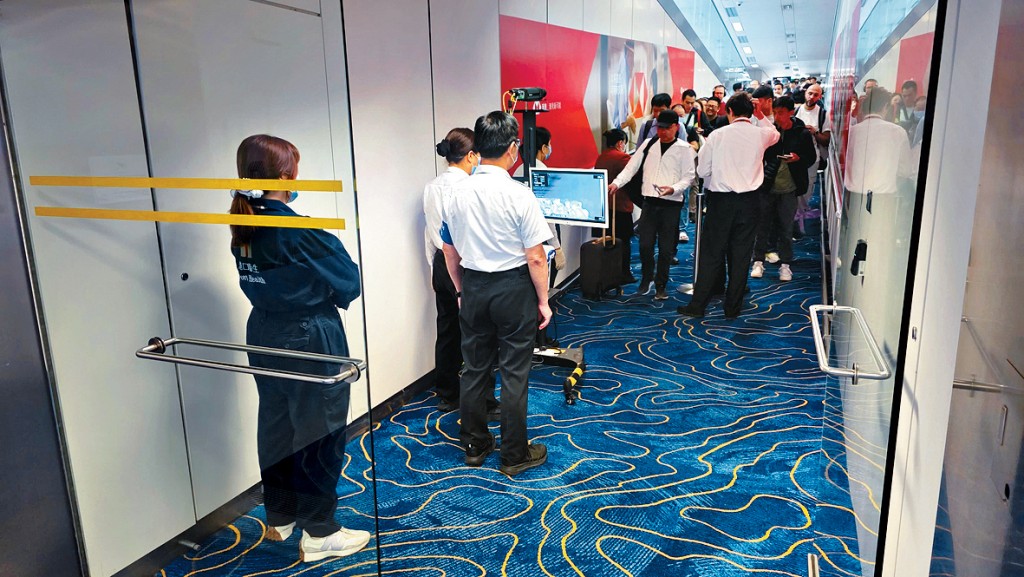 衞生防護中心在機場加強對由非洲抵港的航班的旅客進行健康篩檢。