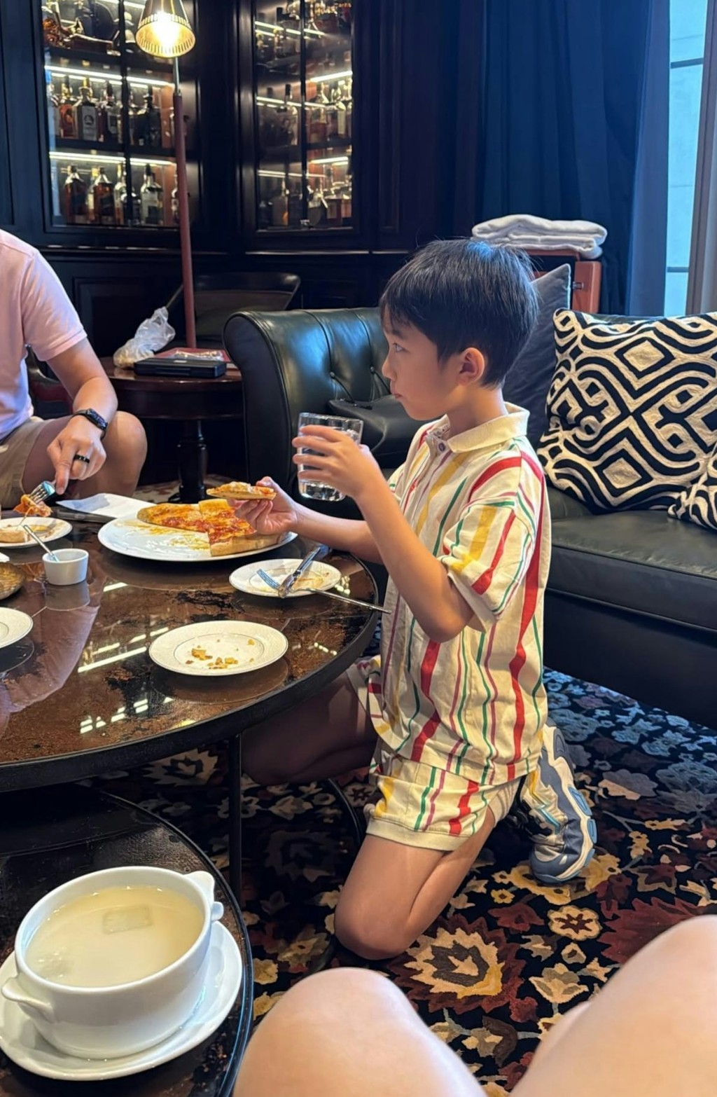 五索在限時動態意外曝光了兒子的側面樣子。
