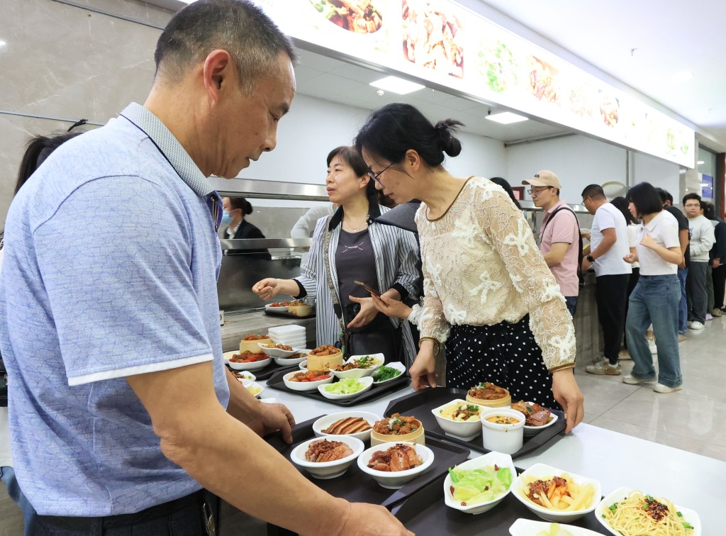 遊客到政府食堂用餐,可享價廉物美的食物。中新社 遊客到政府食堂用餐,可享價廉物美的食物。中新社