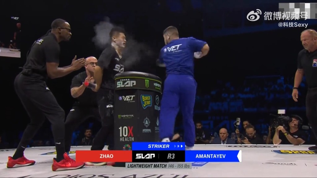 趙鴻剛在打耳光比賽中,被對手KO打至翻白眼。微博@科技Sexy 趙鴻剛在打耳光比賽中,被對手KO打至翻白眼。微博@科技Sexy