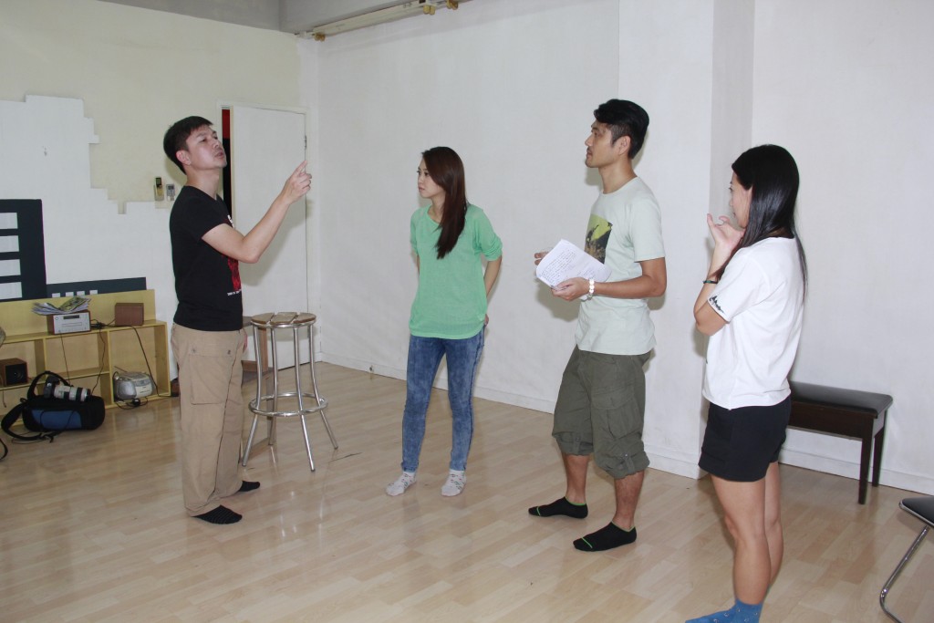 演艺学院毕业的梁荣忠，身兼演员、导演、编剧及戏剧导师。