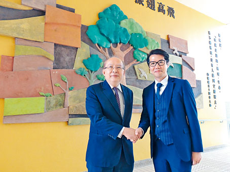 劉永生中學創校校長鄭德富（左）退休，交棒給新任校長林達豪帶領學校。