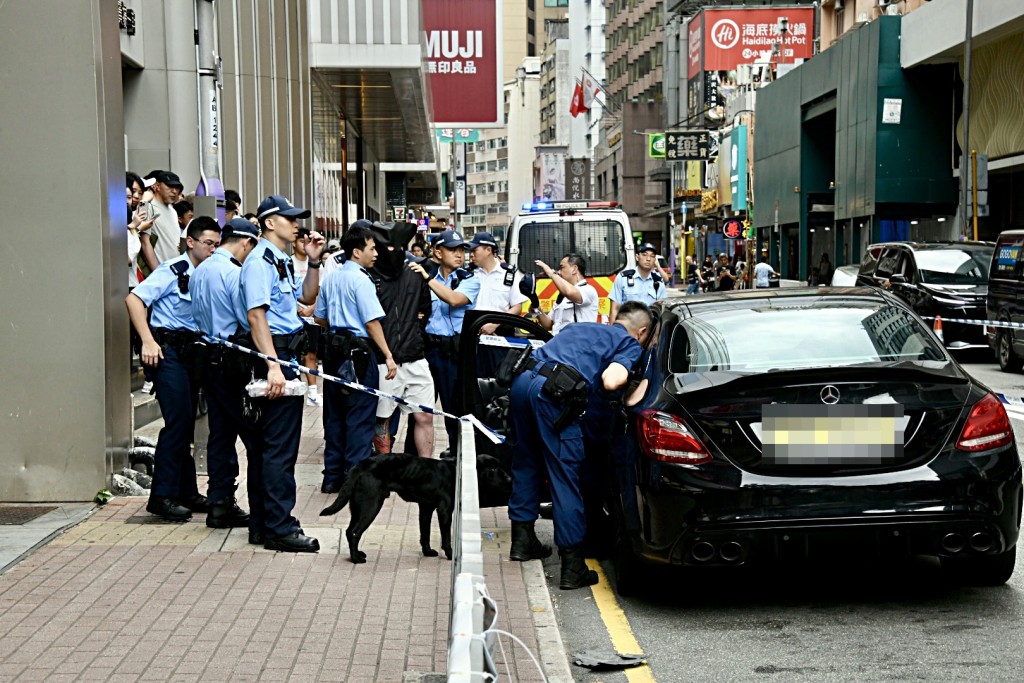 警方帶同搜索犬在場調查。楊偉亨攝