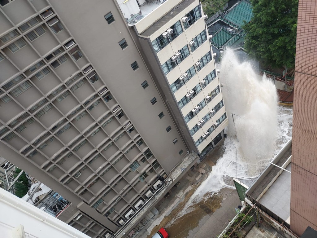 爆水管处形成大喷泉。fb：香港交通及突发事故报料区