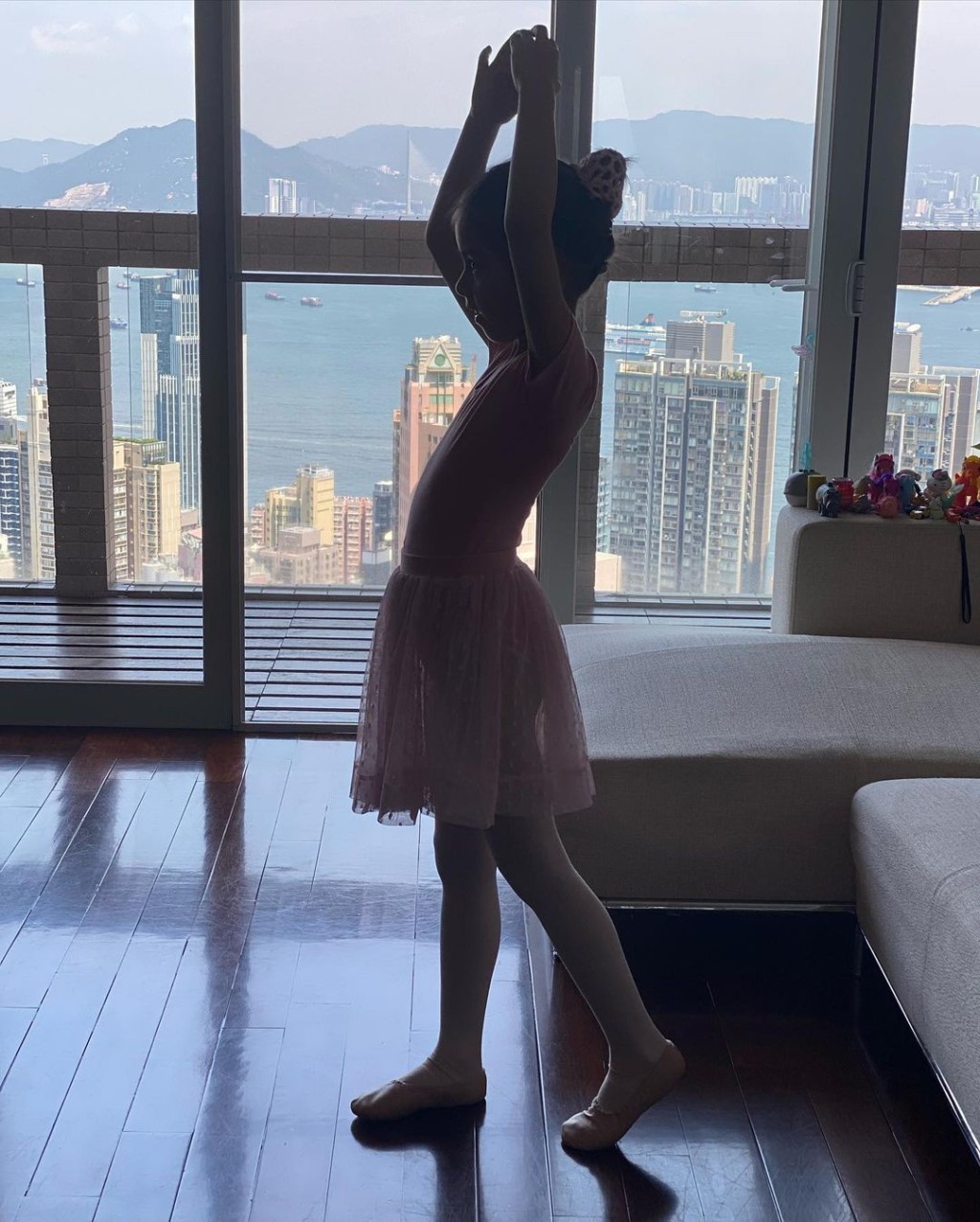 阿女可以对住个海景练芭蕾舞。