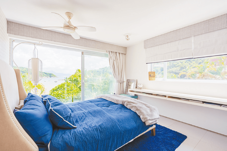 睡房空间宽敞四正，外望山海靓景。