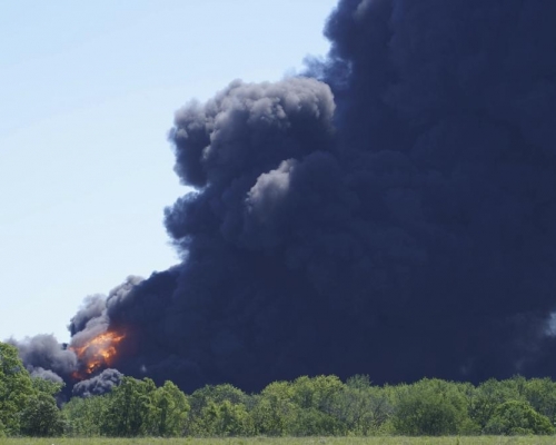 美國伊利諾伊州化工廠發生大火。AP圖片