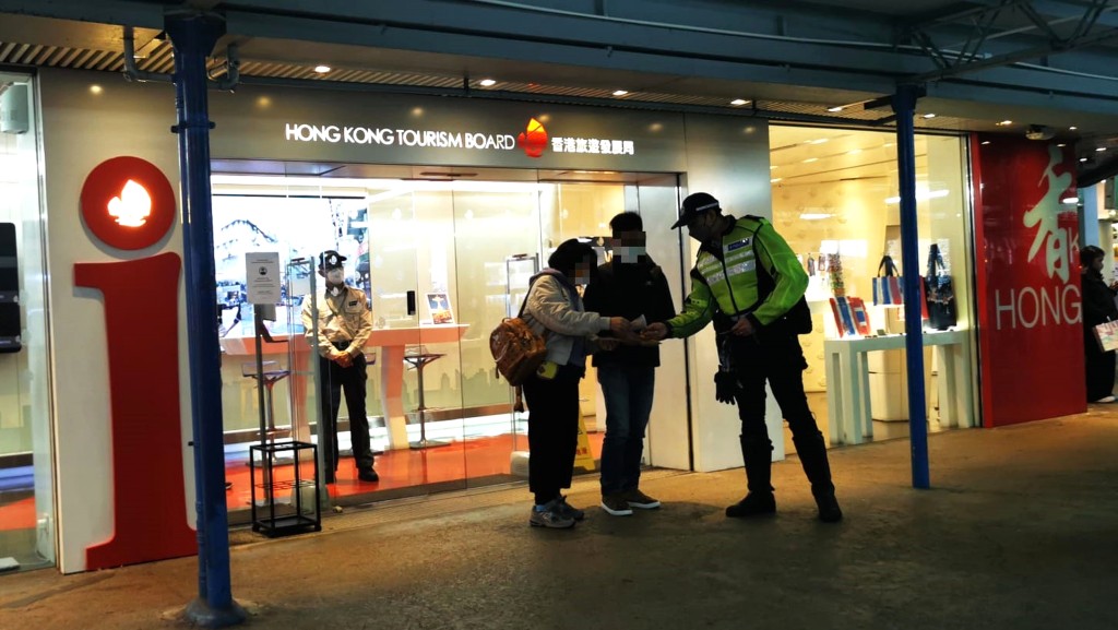 警方在旅遊景點以及公共運輸交匯處向乘客派發宣傳單張，提醒市民有關資訊。