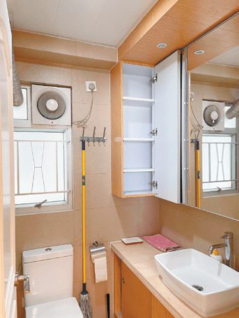 浴室设有镜柜及洗手盘柜，方便摆放卫浴用品。
