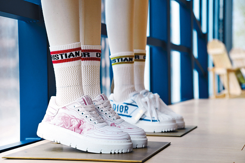 飾以全新圖案及品牌字樣的運動鞋，粉紅及粉藍色倍添仲夏氣息。
