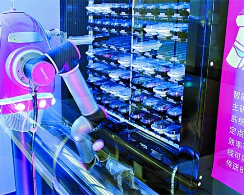 ■千玺研发出多种餐饮品类及餐饮机械人，图为火锅传菜机械人。