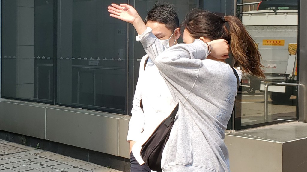 被告梁家瑋(後面白衫者)。
