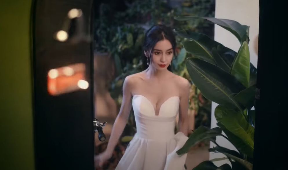 着上白色晚裝的Angelababy大方展露事業線。