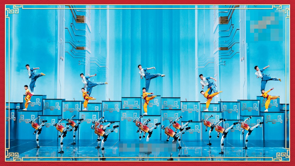 央视春晚节目《武BOT》中，人形机械人与武术少年同台，展现醉拳表演打功夫。