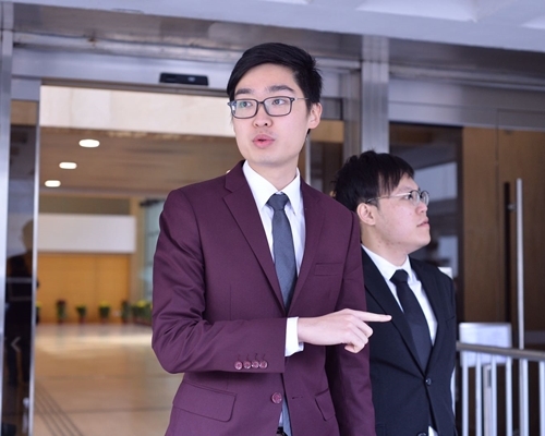 陳浩天於庭外指,即使沒有法援亦會堅持繼續選舉呈請。