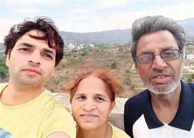 這是阿賈伊·科利(左)和他的父母薩維特里·科利、拉姆·普拉薩德·科利。