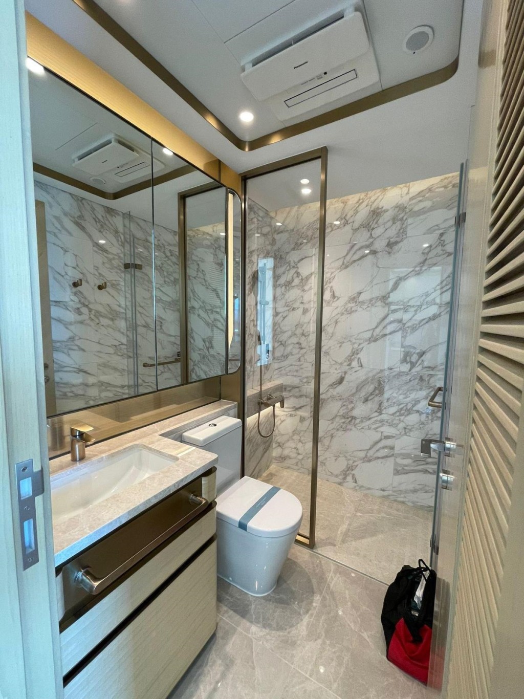 浴室以雲石布置，設有玻璃門分隔淋浴間，保持乾濕分離。