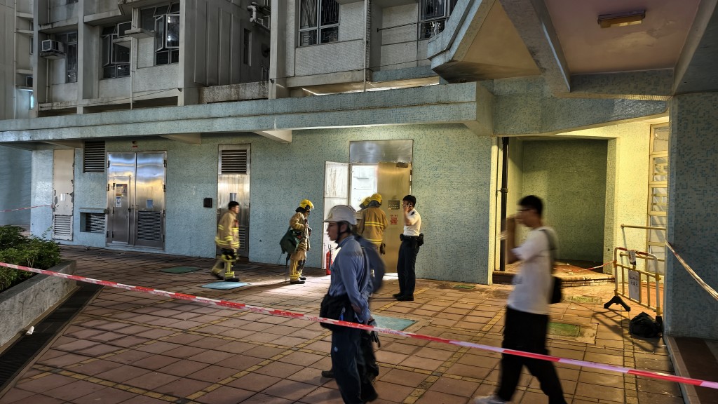 頌棋閣地下一個電錶房懷疑發生事故，導致全幢大廈停電。黃文威攝