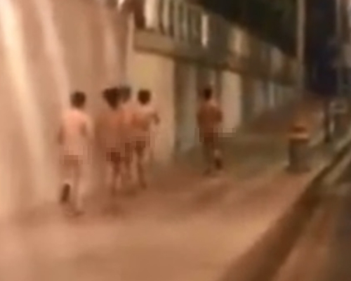 江蘇深夜驚現5名男子街上裸跑。 影片截圖