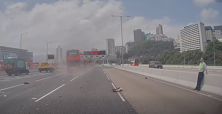 逃命的男子站在石壆旁。fb 車cam L（香港群組）  