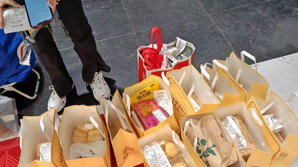 有代購從深圳帶回十餘份鮑師傅糕點回香港。受訪者供圖
