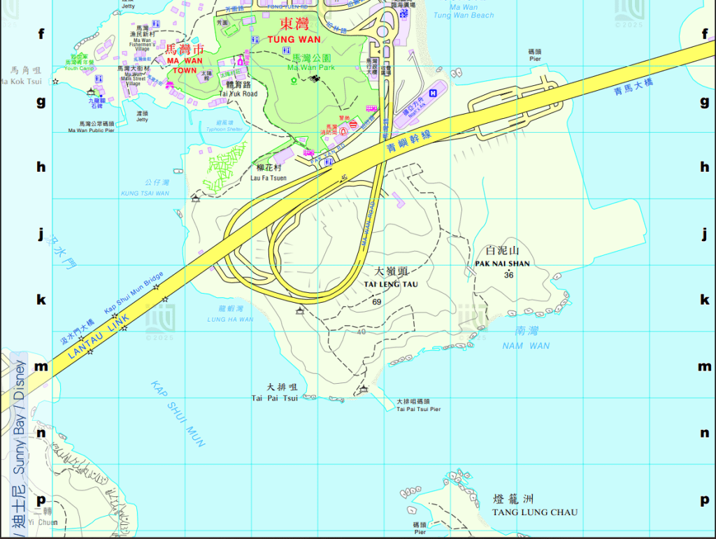 位於青衣與大嶼山之間的馬灣，靠近山東艦停泊位置。地政總署文件