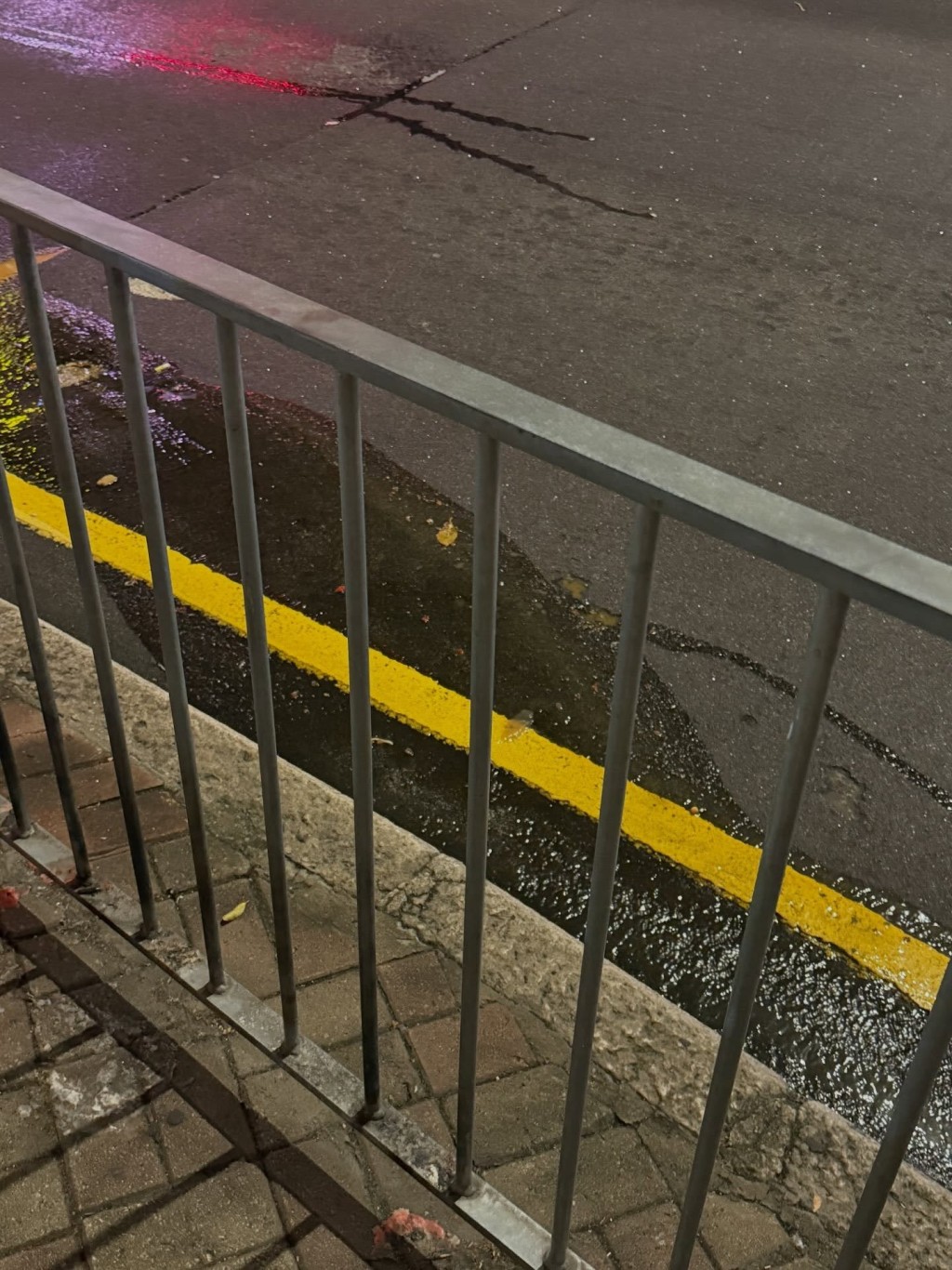 馬路中心甚至遺留有如腸仔、魚蛋等食物殘渣。 馬路中心甚至遺留有如腸仔、魚蛋等食物殘渣。