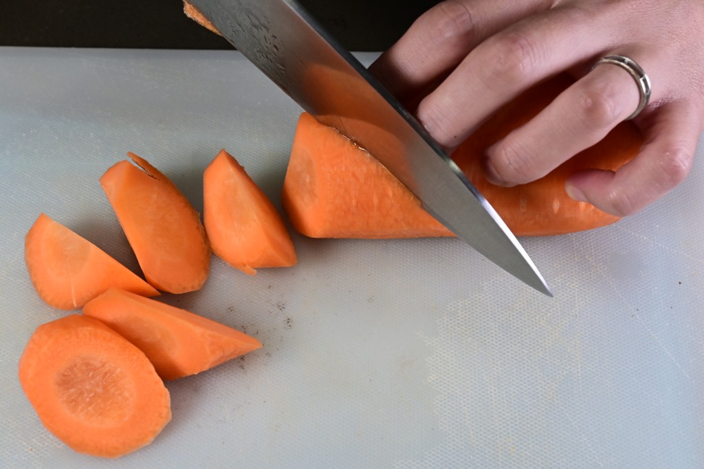 Step 2: 紅蘿蔔去皮及切件。 Peel the carrot and cut into pieces.