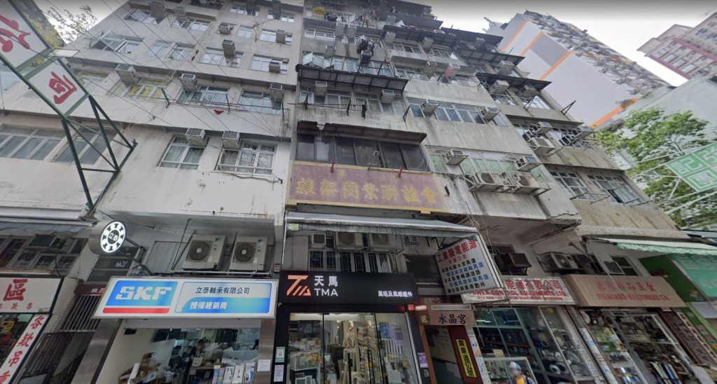 事发地点在旺角广东道一唐楼单位，有男子站近窗边自渎。(google地图图片)
