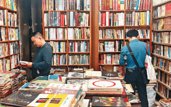 二手图书店内，也聚集了不少顾客。