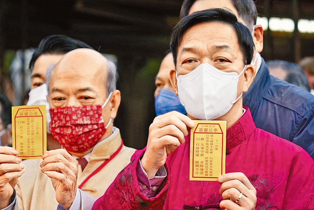鄉議局主席劉業強昨日大年初二按照傳統習俗,到沙田車公廟為香港求得第十一號中籤。