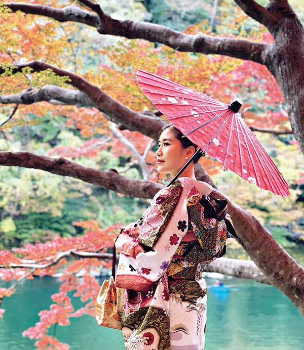 他們前年遊遍歐亞各地，十一月的秋天，Chryseis換上日本傳統和服，在京都的河川賞紅葉。