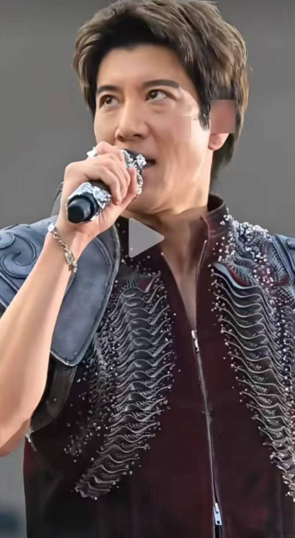 王力宏被「威吔」絆倒致左耳及臉部共縫39針。小紅書 王力宏被「威吔」絆倒致左耳及臉部共縫39針。小紅書