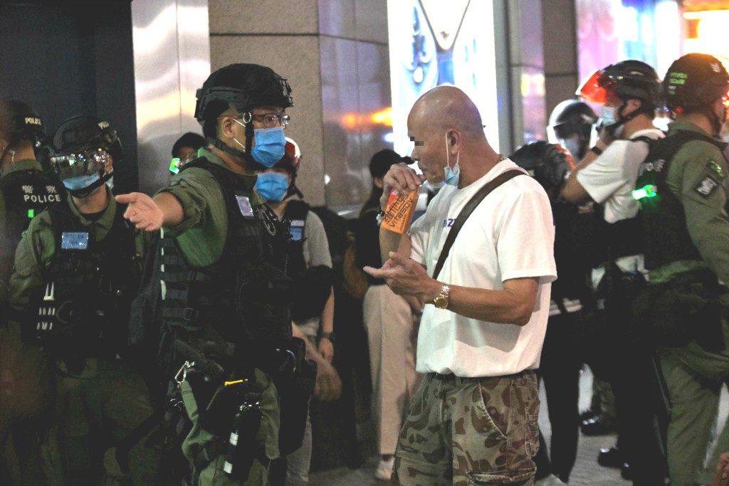 警方在旺角截查多人。
