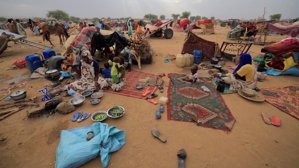逃到乍得的苏丹妇女在临时避难所准备早餐。 路透社
