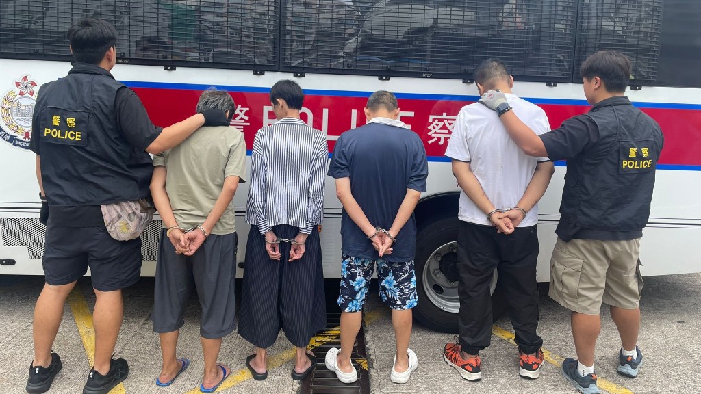 單位內2名本地男子及2名本地女子，涉嫌「服食或注射危險藥物」被捕。警方圖片