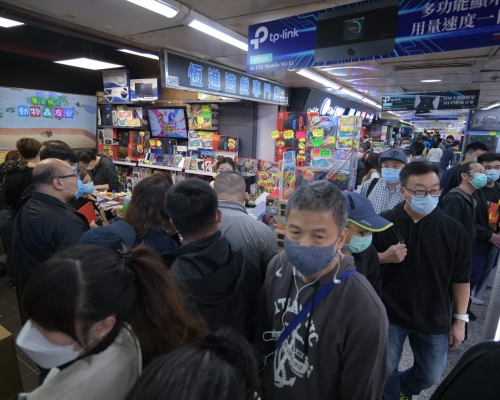 市民逼爆深水埗黃金商場。