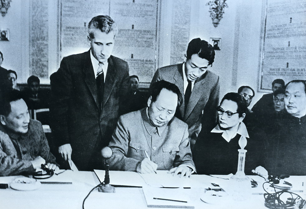 宋慶齡與毛澤東和鄧小平在蘇聯莫斯科。 Wiki 宋慶齡與毛澤東和鄧小平在蘇聯莫斯科。 Wiki