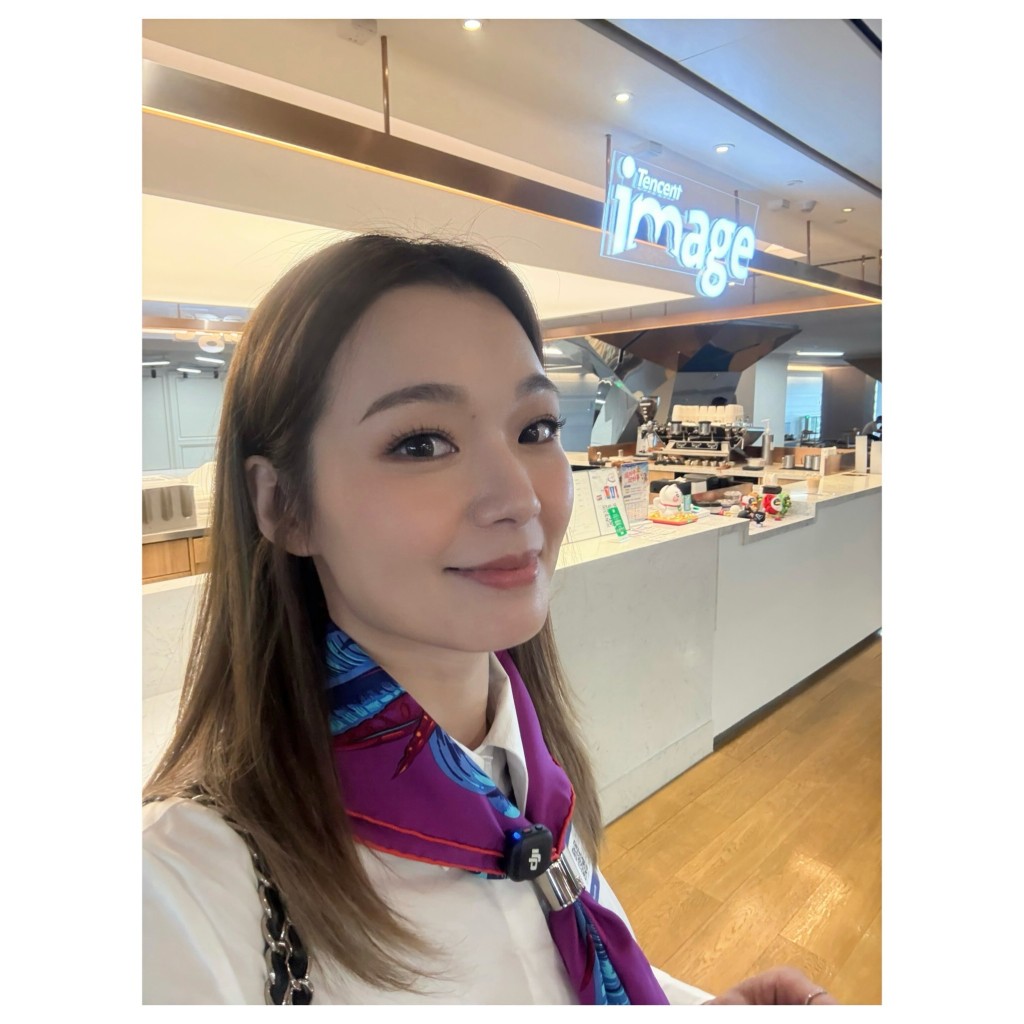 呂慧儀參觀騰訊總部,連公司內的咖啡廳(Tencent Image)也不放過打卡。 呂慧儀參觀騰訊總部,連公司內的咖啡廳(Tencent Image)也不放過打卡。