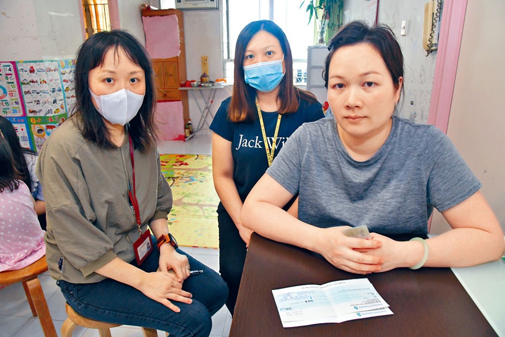 仁愛堂社工葉藹樺(左)和盧詠欣(中),將「仁愛眾籌」善款轉交顏太(右)。