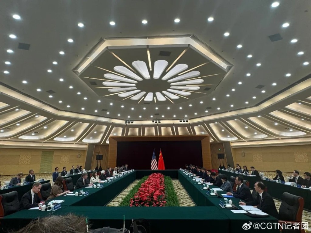 耶倫和副總理何立峰在廣州舉行會談。