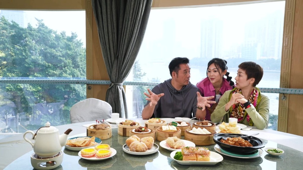 江美儀曾在飲食節目《大灣美味好玩攻略》中合作與郭柏妍合作。