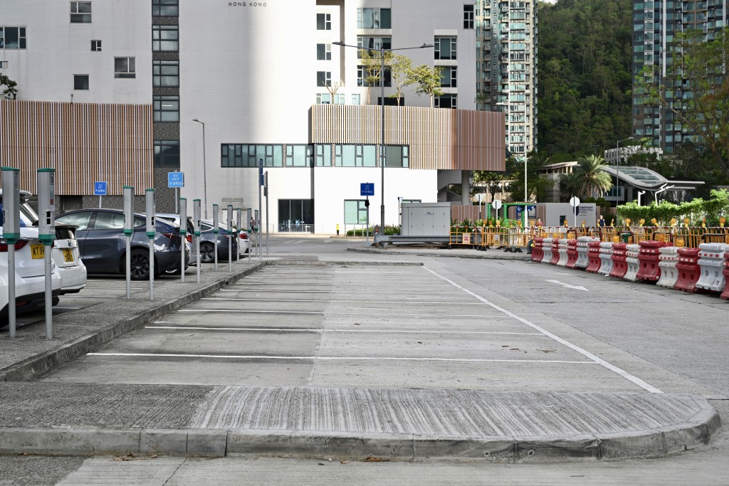 將軍澳石角路「咪錶」停車場以往經常爆滿,但加價後有不少「咪錶位」空置,相鄰私營停車場因收費較低經常爆滿。劉駿軒攝 將軍澳石角路「咪錶」停車場以往經常爆滿,但加價後有不少「咪錶位」空置,相鄰私營停車場因收費較低經常爆滿。劉駿軒攝