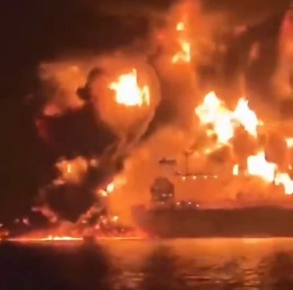 油轮袭击后起火及冒出浓烟。（X@sentdefender）