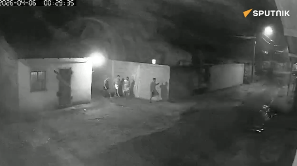 这批囚犯在牢房内精心策划，耗费多日向下挖掘隧道，最终钻过监狱围墙下方的地底成功逃脱。X@hbj_r77032