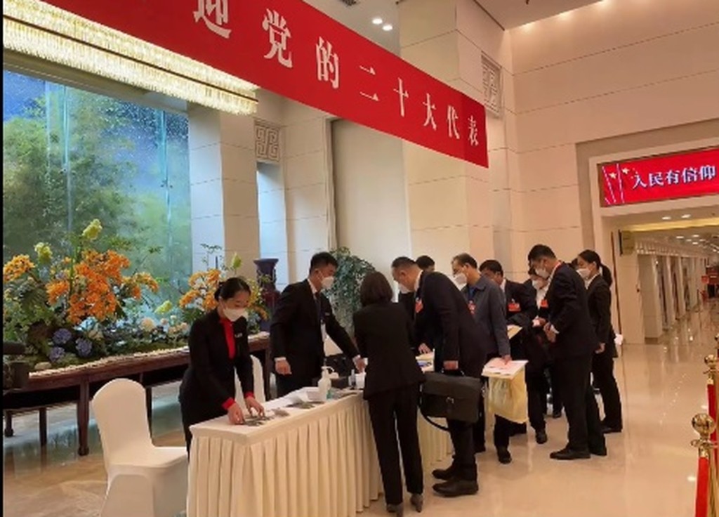 内蒙古党代表抵北京酒店。