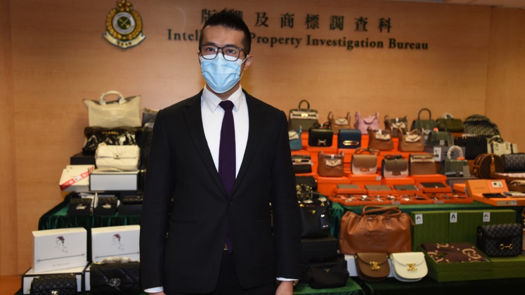 海關版權及商標調查科高級督察蔡俊威。尹敬堂攝